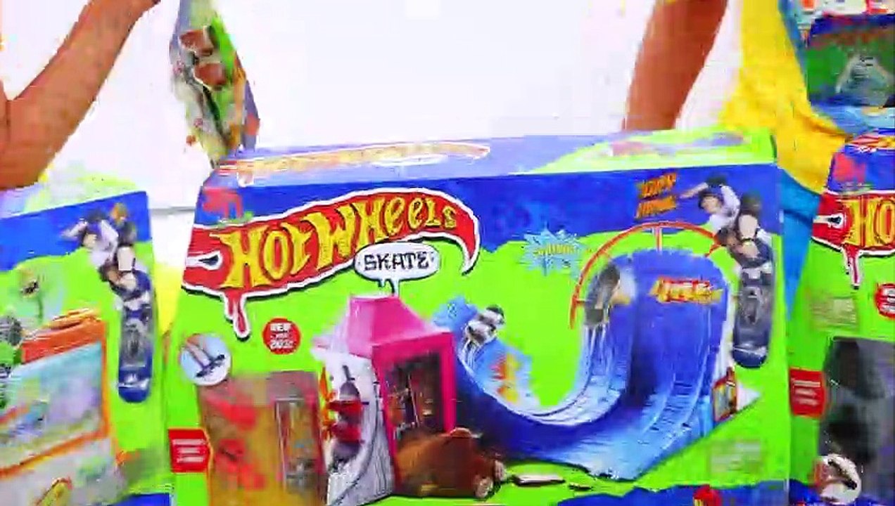 Vlad and Niki have fun with Hot Wheels Skate fingerboards and play sets
