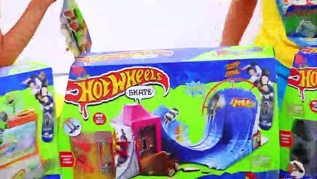 Vlad and Niki have fun with Hot Wheels Skate fingerboards and play sets