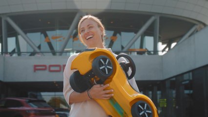 Download Video: Porsche - Tennis pro Angelique Kerber visits Leipzig factory