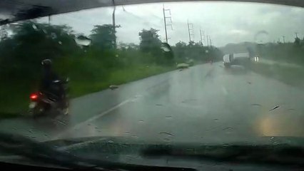 เตือนภัยฝนตกน้ำท่วมขังถนน ซิ่งกระบะแซงพลิกคว่ำ (มีคลิป)