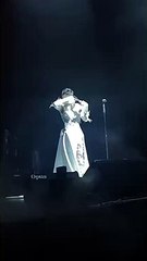 Melek Mosso sahnede saçlarını kesti