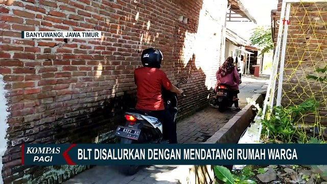 Petugas Pos Banyuwangi Salurkan BLT BBM dari Pintu ke Pintu Pada Penerima yang Sedang Sakit