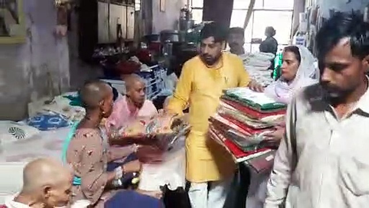 Ramesh Matiala - distribute clothes in DAVO old age home and orphanage located in Dwarka.