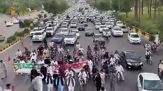 اسلام آباد پی ٹی آئی کے ہزاروں کارکنوں نے ڈی چوک کا روخ کر لیا ، حکومت کے برے دن شروع
