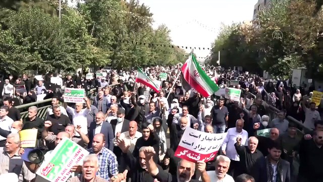 Tahran'da Mahsa Emini'nin ölümü üzerine yapılan protesto gösterileri sürüyor