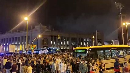 Personas saliendo del concierto de la Oreja de Van Gogh en la plaza de Espanya