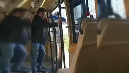 Kadın yolcu minibüs şoförüne sinirlendi, terlikle saldırdı... O anlar kamerada