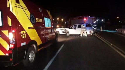 Télécharger la video: Colisão frontal entre dois carros deixa duas pessoas feridas na BR-277, em Cascavel