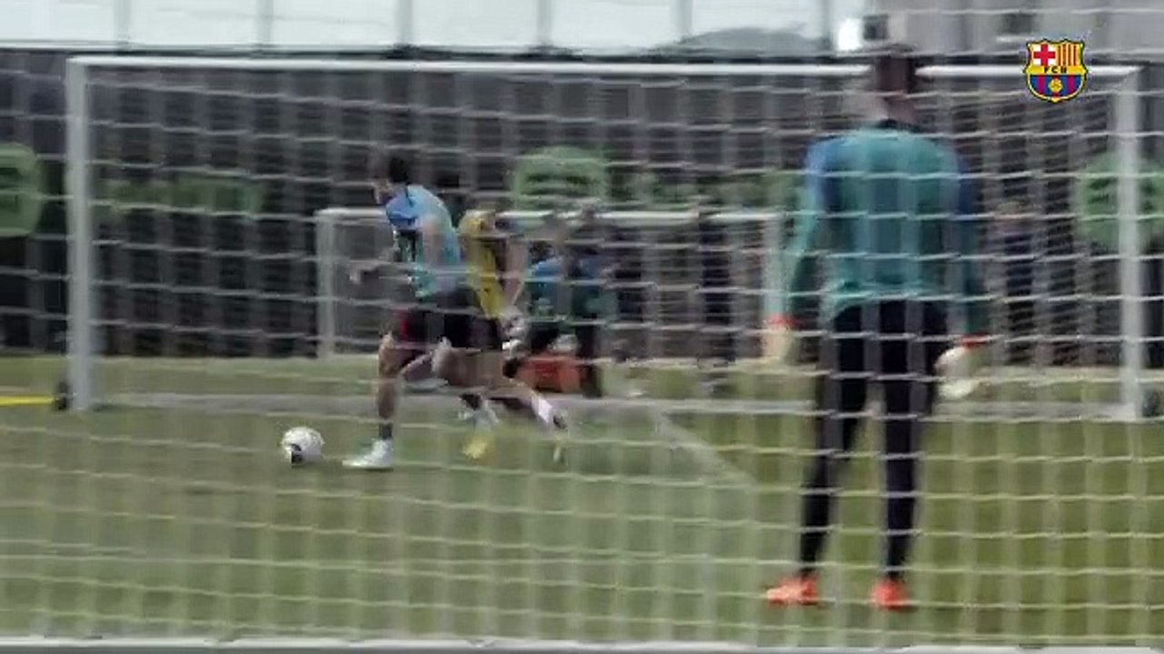 Marcos Alonso ya marca golazos en los entrenamientos del Barça / FCB