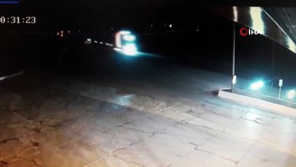 Virajı alamayan tır kıvılcımlar çıkartarak sürüklendi... Yaşanan korku dolu anlar kamerada