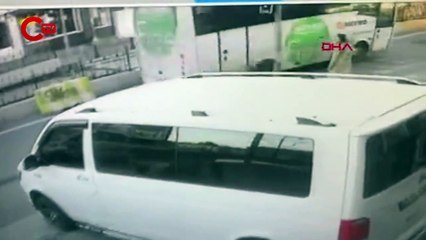 Tramvaya çarptı, metrelerce sürüklendi