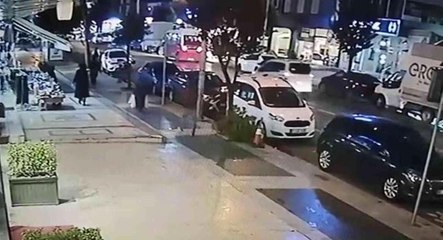 Yolun karşısına geçmeye çalışan yayaya otomobil böyle çarptı