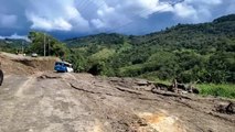 El derrumbe de una carretera en Honduras arrastra colina abajo un autobús