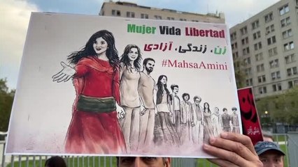 Protesta feminista en Chile para denunciar la muerte de la mujer iraní detenida por la Policía por llevar mal puesto el hiyab