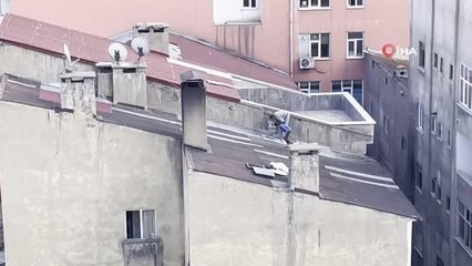 Çatıdaki tehlikeli tamirat yürekleri ağza getirdi