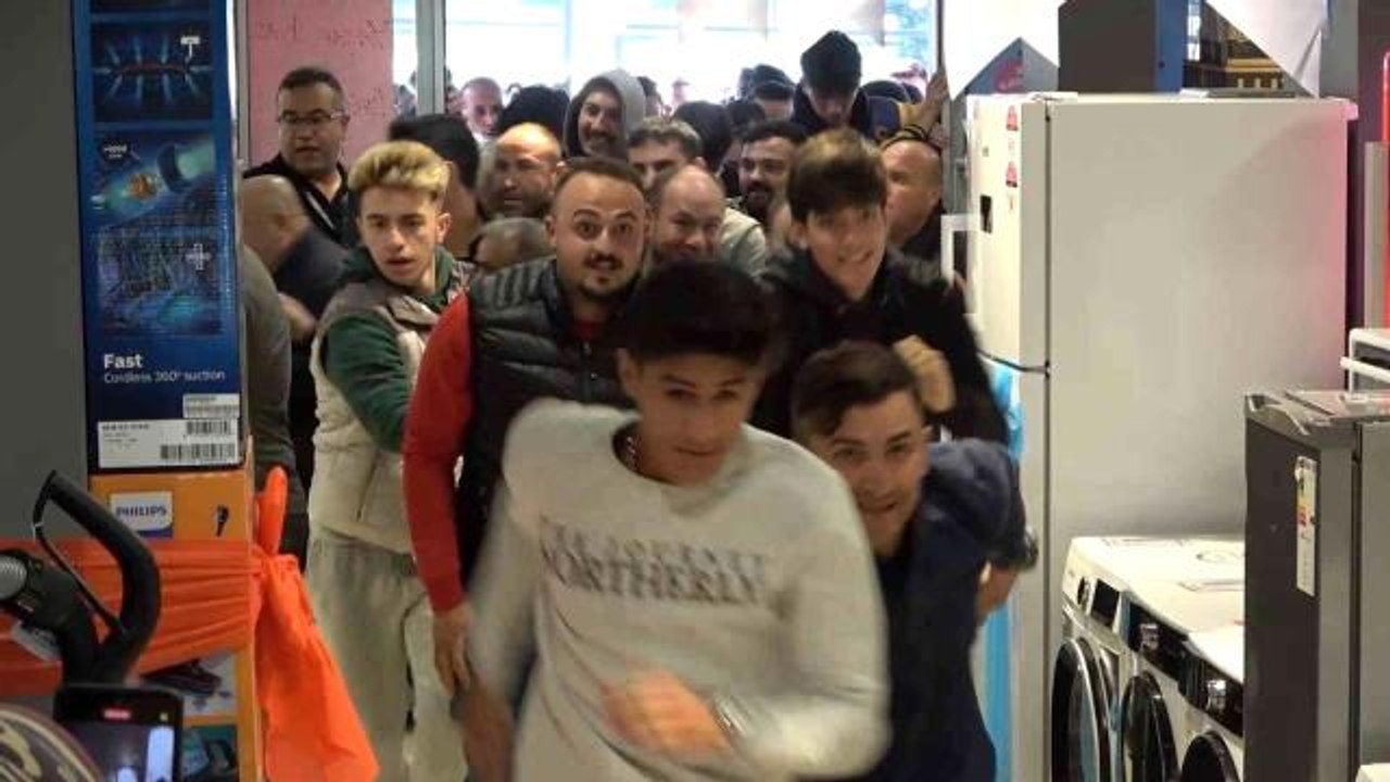 İndirimi duyanlar akın etti: Vatandaşın cep telefonu izdihamı