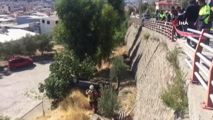 Direksiyon hakimiyetini kaybetti, 6 metrelik istinat duvarından aşağı düştü