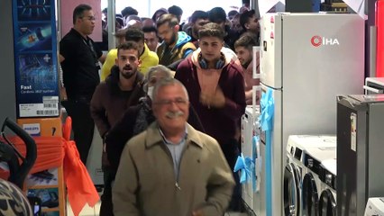 Allah akıl fikir versin! İndirimli iPhone almak için birbirlerini ezdiler