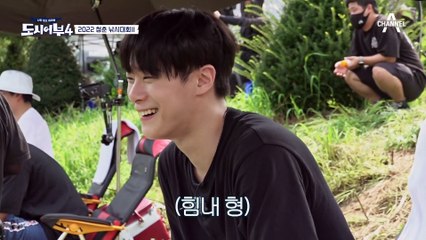 아스트로 문빈X진진, 물고기 못 잡은 진진 놀리며 행복한 문빈 (feat. 문빈 복근 세리머니)