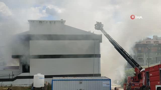 Arnavutköy'de ayakkabı fabrikasında yangın: Mahsur kalanlar kurtarılıyor