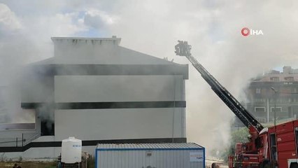 Arnavutköy'de ayakkabı fabrikasında yangın: Mahsur kalanlar kurtarılıyor
