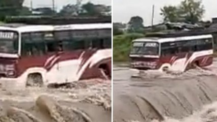 बस ड्राइवर ने जोखिम में डाली यात्रियों की जान, उफनती नदी के पुल को किया पार, वीडियो वायरल