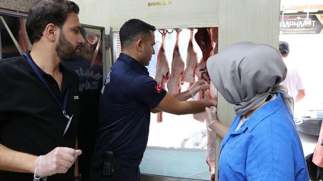 Haliliye'de ele geçirilen 3 ton bozulmuş et ve sakatat imha edildi