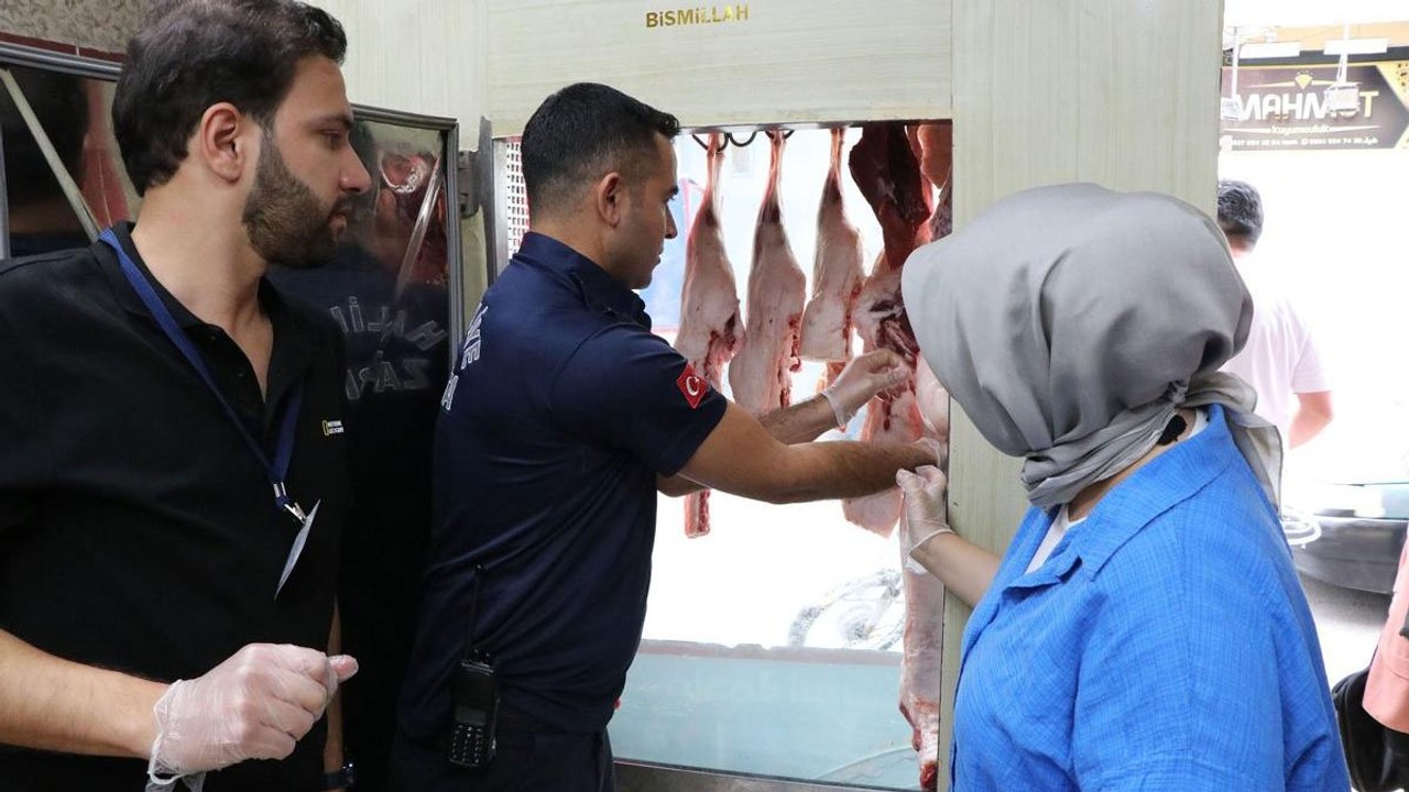 Haliliye'de ele geçirilen 3 ton bozulmuş et ve sakatat imha edildi