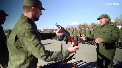 فيديو | عشرات المجندين الروس الجدد يتسلمون أسلحة قبل التوجه نحو الميدان في أوكرانيا
