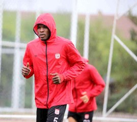 Sivasspor, sağanak altında çalıştı