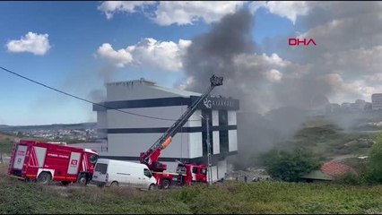 ARNAVUTKÖY'DE FABRİKADA YANGIN; İŞÇİLER MAHSUR KALDI