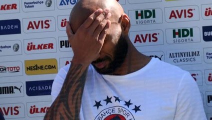 Galatasaray sorusuna cevap verdiği sırada Joao Pedro'yu canlı yayında arı soktu