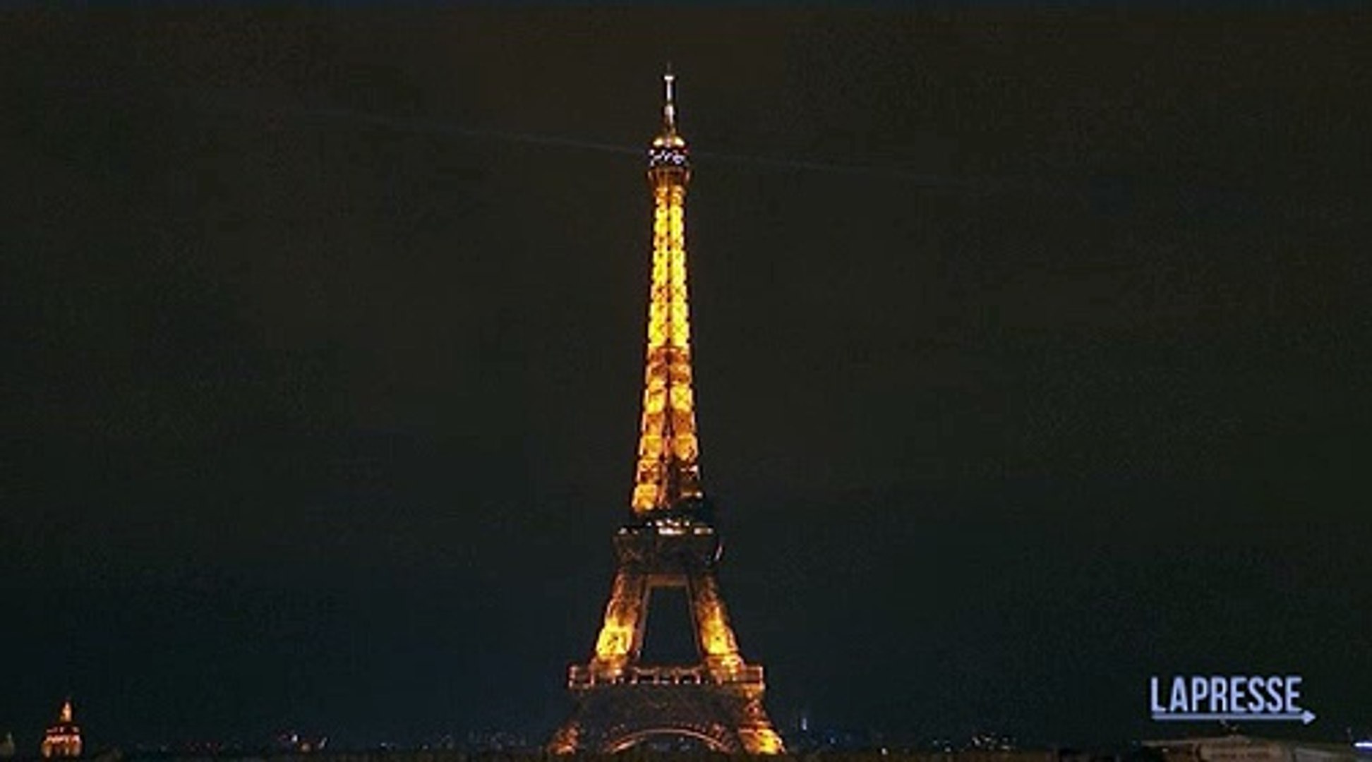 Parigi, la Tour Eiffel spegne le sue luci per risparmiare energia VIDEO -  Video Dailymotion