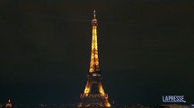 Parigi, la Tour Eiffel spegne le sue luci per risparmiare energia VIDEO