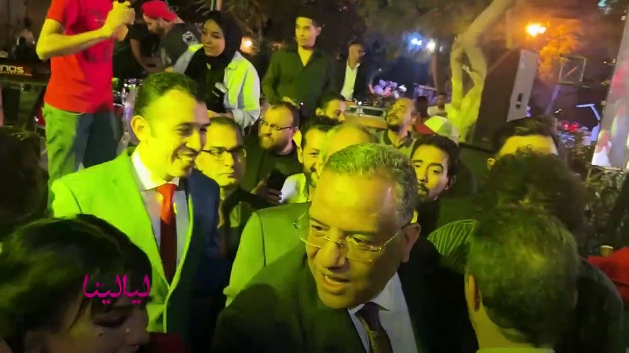 نجوم الفن والإعلام يلتفون حول الكينج محمد منير ورقص لوسي في زفاف ابنة سهير جودة