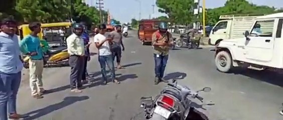 Pit on Road : सड़क धंसी, गड्डा बना, मोपेड सहित वृद्ध गड्डे में गिरे