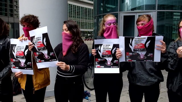 Aborto, flash mob di Non una di meno a Milano