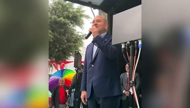 Bakan Soylu konuşurken gökkuşağı renkli şemsiye tutan vatandaşa müdahale