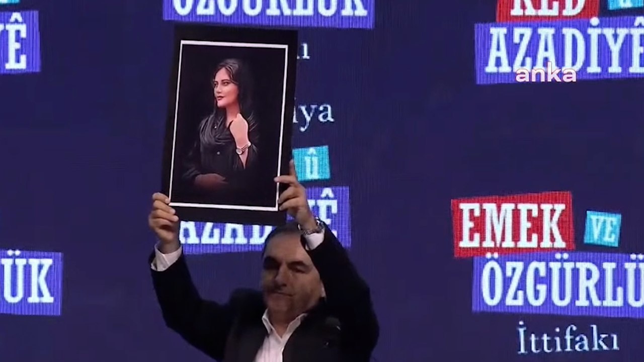 Ercüment Akdeniz İran'daki direnişi Farsça selamladı; Mahsa Amini'nin fotoğrafı ile kürsüye çıktı