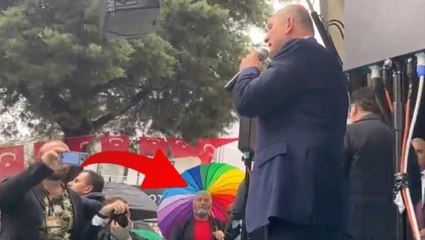 Bakan Soylu'nun mitinginde gökkuşağı renkli şemsiyeye müdahale! Korumalar böyle kapattırdı