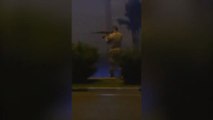 Iran, un uomo in uniforme spara nel mezzo dei manifestanti