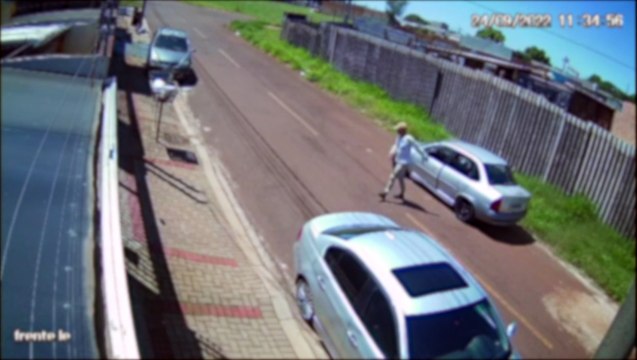Câmera registra suposto furto de bicicletas no Bairro Esmeralda