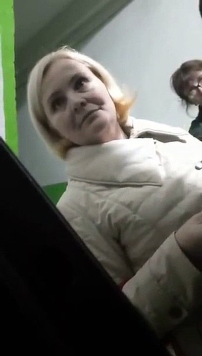 На росії повістки розносять пізно ввечері чи навіть вночі жіночки з червоними пов'язками на рукаві.