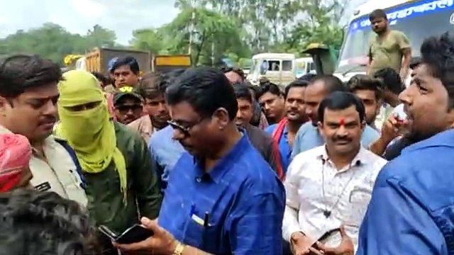 सड़क दुर्घटना में मौत पर हंगामा, दीपका में गौरव पथ पर चक्काजाम, देर शाम तक जारी रहा प्रदर्शन