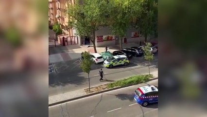 La Policía reduce con una táser a un hombre que les amenazaba con varios machetes en Alcobendas