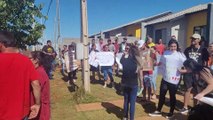 Moradores fazem protesto no Residencial Vivert Apucarana