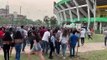 Fanáticos de Daddy Yankee saltan un control de seguridad en su afán de entrar al estadio  (1)