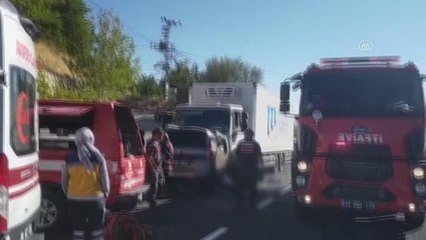 Tırla hafif ticari araç çarpıştı, 5 kişi öldü, 1 kişi yaralandı