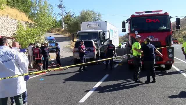 MALATYA'DA TIR İLE HAFİF TİCARİ ARAÇ ÇARPIŞTI: 5 ÖLÜ, 1 YARALI -EK