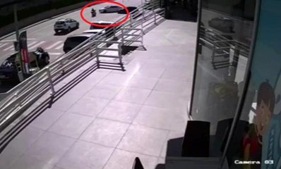 Motosiklet ile otomobil çarpıştı: Sürücüsünün havalanıp yere böyle kapaklandı